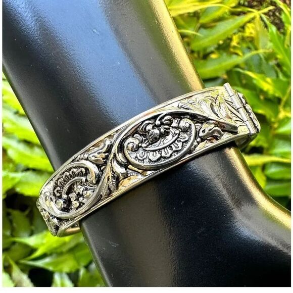 Silver tone vintage clamper bracelet Jewelry - Silver tone vintage clamper bracelet